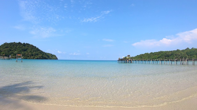 泰国koh kood岛美丽的热带海滩，有大海和蓝天视频素材