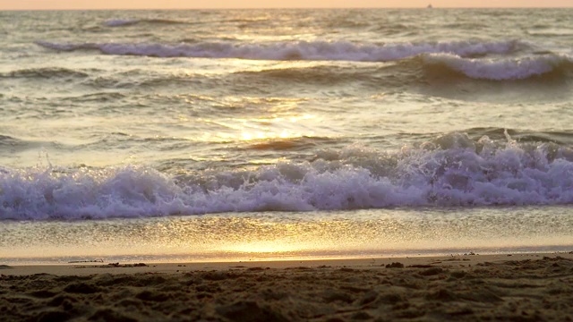 海滩上美丽的日落;神奇的颜色;光束穿过阿拉伯海湾的云景;阿拉伯联合酋长国。迪拜海边和海滩视频素材