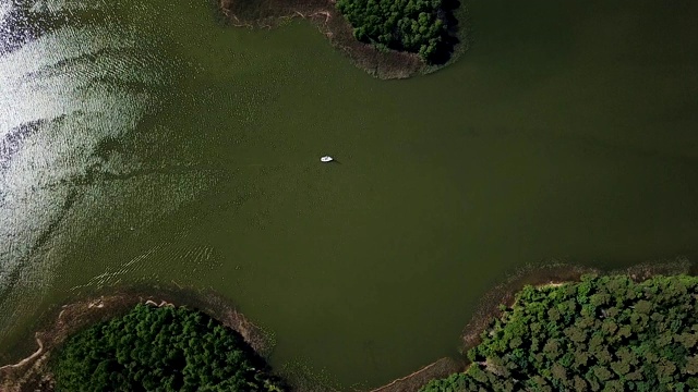 鸟瞰图缓缓地漂浮在湖面上的帆船视频素材