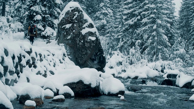 冬季仙境。的雪山风景。流视频素材