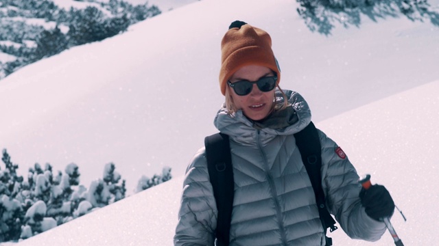 冬天的山探险。跟踪的女人视频素材