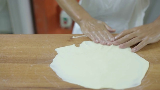 老师傅正在面包店制作传统派视频素材