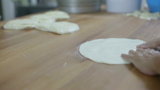 老师傅正在面包店制作传统派视频素材