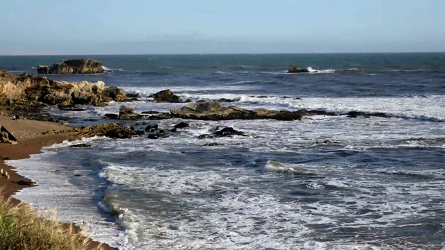 岩石海滩和海浪视频素材