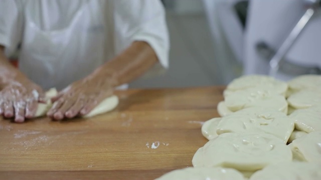 老师傅正在面包店制作传统派视频素材