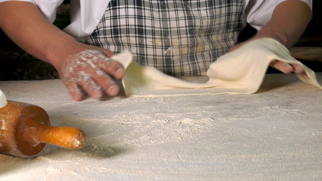 用面粉制作土耳其皮塔饼视频素材