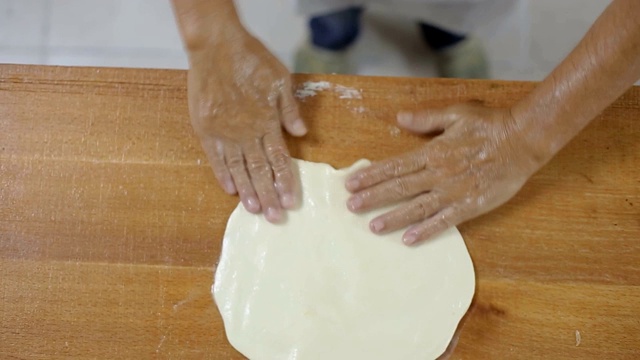 老师傅正在面包店制作传统派视频素材