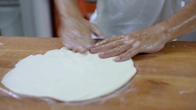 老师傅正在面包店制作传统派视频素材