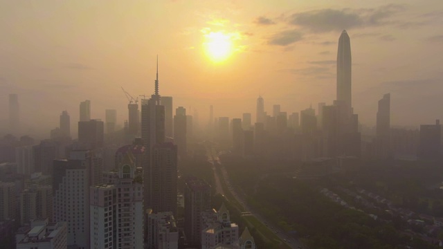 晨雾中的深圳城市天际线。福田区的摩天大楼。中国鸟瞰图视频素材