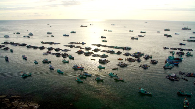 海岸附近的海里有许多渔船视频素材