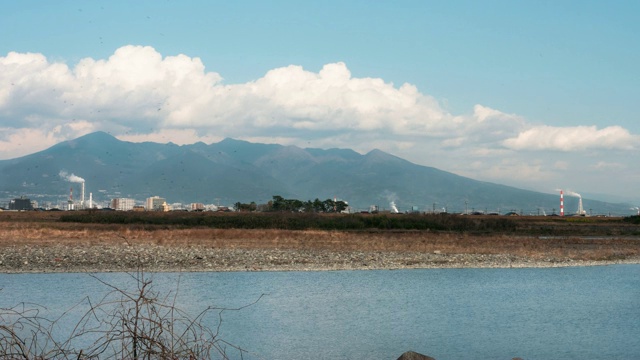 富士山附近的时光流逝工厂视频素材