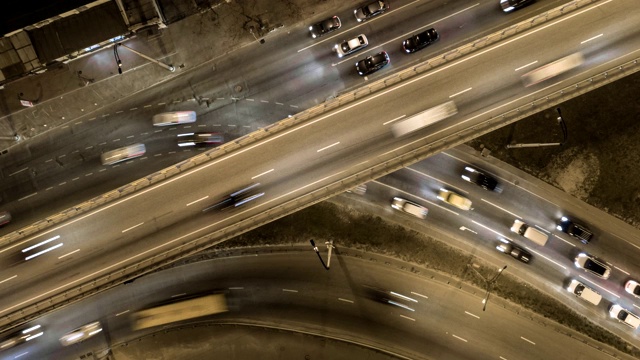 高速公路立交桥上的交通。空中夜景延时城市交通。UHD 4 k视频素材