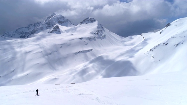 Ovronnaz顶部景观滑雪者-空中4K视频素材