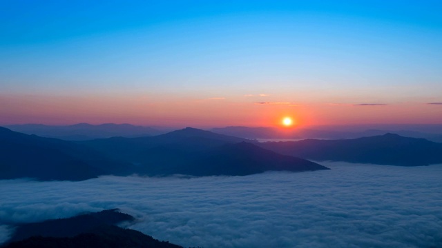 美丽的日出在雾山景观，时光流逝视频素材