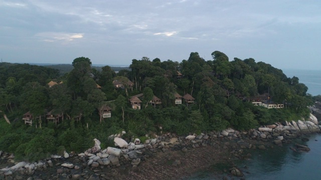 鸟瞰图沿着海岸线美丽的岛屿。射杀。绿色的岛屿，松树，海岸和美丽的蓝色海洋视频素材