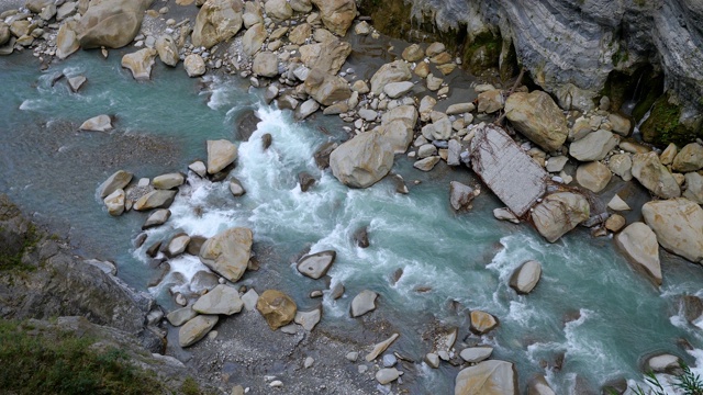 水从岩石中缓慢流动视频素材