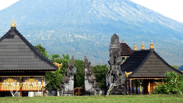 以阿贡山为背景的Pura Lempuyang寺庙，印度尼西亚巴厘岛视频素材