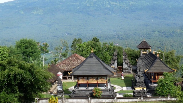 以阿贡山为背景的Pura Lempuyang寺庙，印度尼西亚巴厘岛视频素材