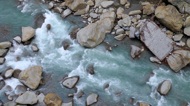 水从岩石中缓慢流动视频素材