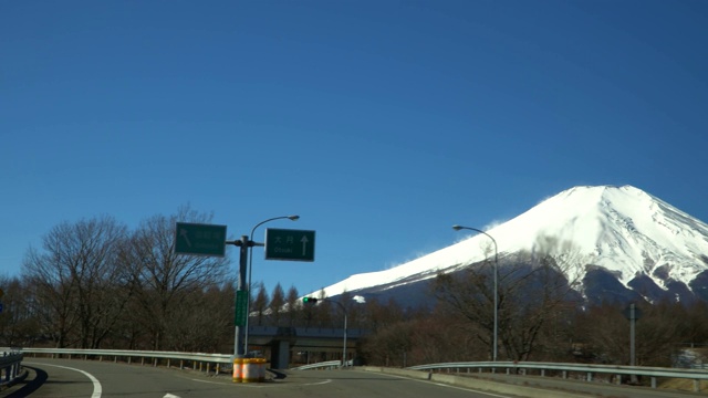 在东藤古公路的山中子IC上，一辆车载摄像机在看富士山时运行的主观图像。视频下载