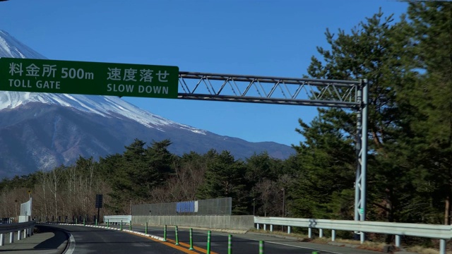 车载摄像图像是藤吉田IC，看着前面的富士山，视频素材