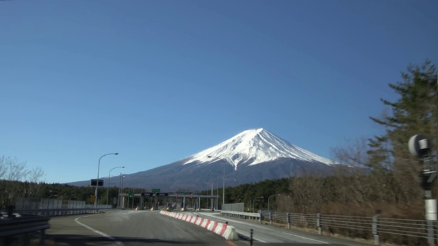 车载摄像图像是藤吉田IC，看着前面的富士山，视频素材