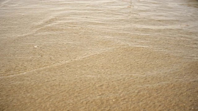 湖面平静，海浪冲刷沙面，电影特写背景视频素材