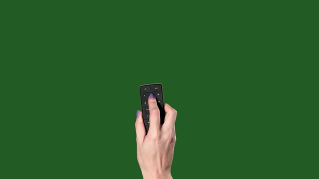 Chromakey。绿色的屏幕。女性手开关遥控数字设备。视频下载