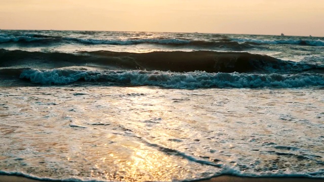 日落时海滩上的浪花视频素材