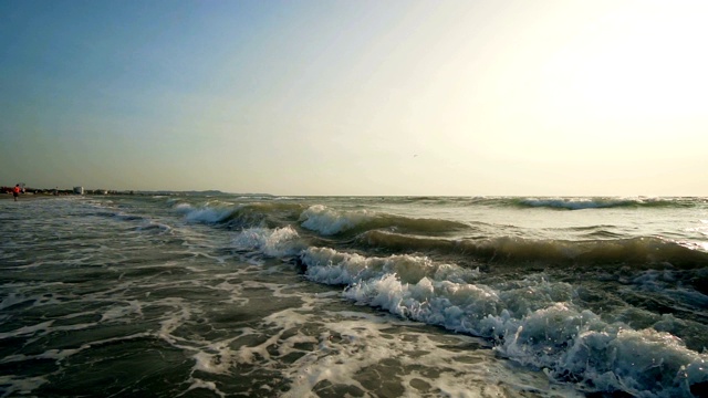 海浪、浪花、泡沫在海滩上慢动作视频素材