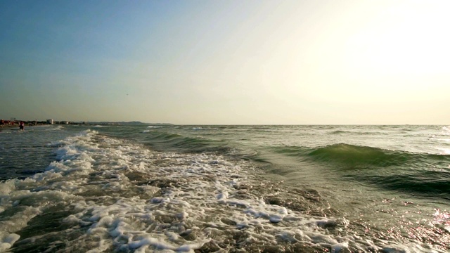 日出时海滩上的浪花，慢镜头视频素材