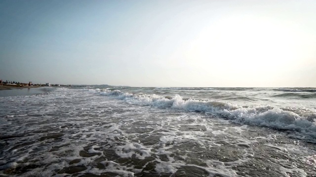 惊心动魄的海浪冲击着沙滩视频素材