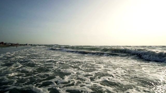 海浪在日出沙滩，假日背景，电影，慢动作视频素材