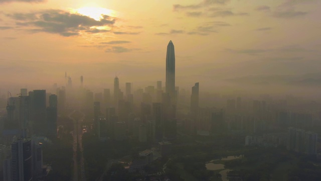 晨雾中的深圳城市天际线。福田区。中国鸟瞰图视频素材