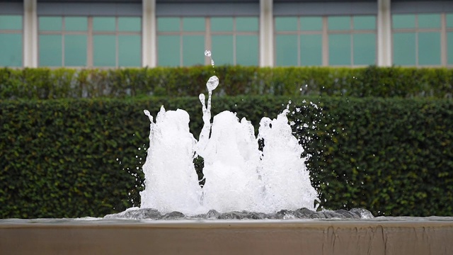 特写饮水机/水滴溅水的慢动作视频(高速视频)视频素材