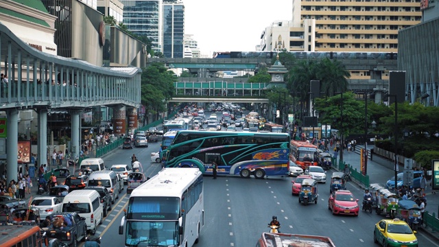 繁忙大街上的高峰时间。晚上城市道路上的交通堵塞视频素材