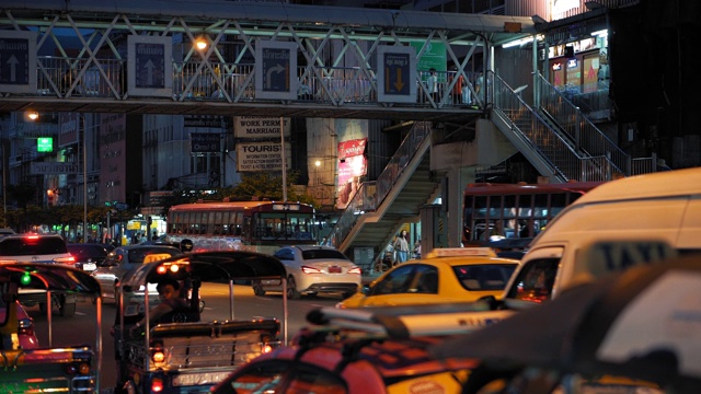 晚上高峰时间大街上的交通堵塞。城市道路上的汽车交通堵塞，特写镜头视频素材