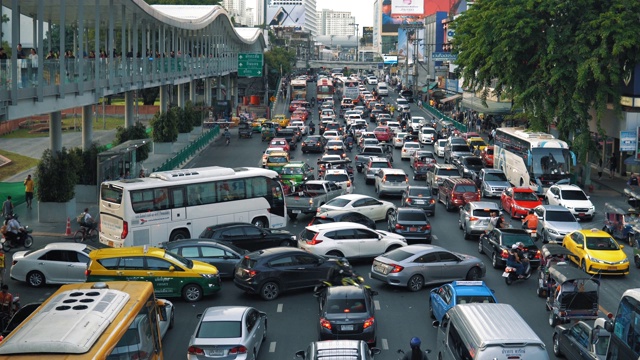 交通堵塞:汽车、摩托车和公共汽车在城市的大街上行驶得非常缓慢视频素材