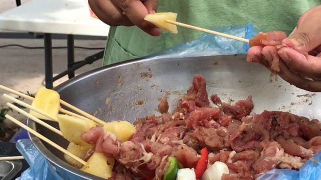 烤食物。特写牛排和串在后院烧烤架视频素材