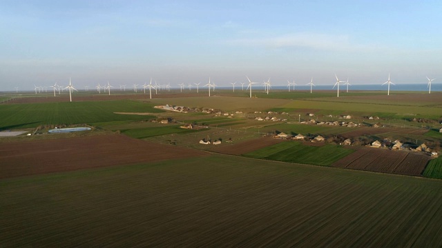 空中飞行在可再生能源风电场风力涡轮机视频下载