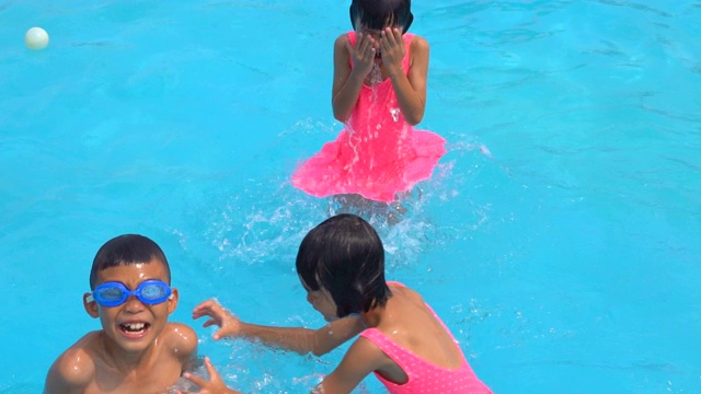 有趣的孩子和家人在夏天在游泳池跳水和游泳视频素材