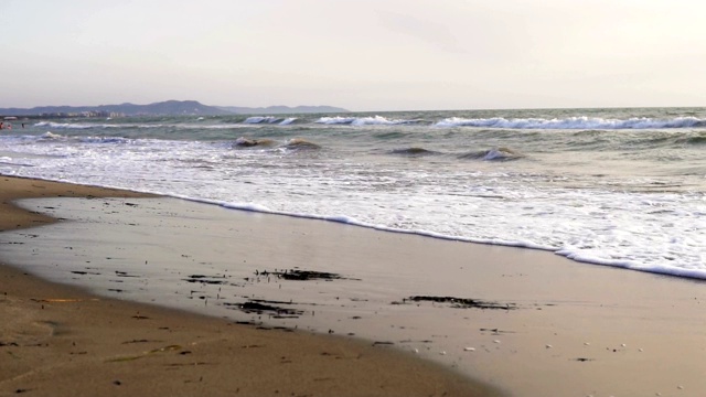 海浪在日出沙滩，假日背景，电影视频素材