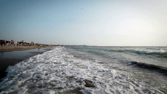 海浪在日出沙滩，假日背景，电影，慢动作视频素材