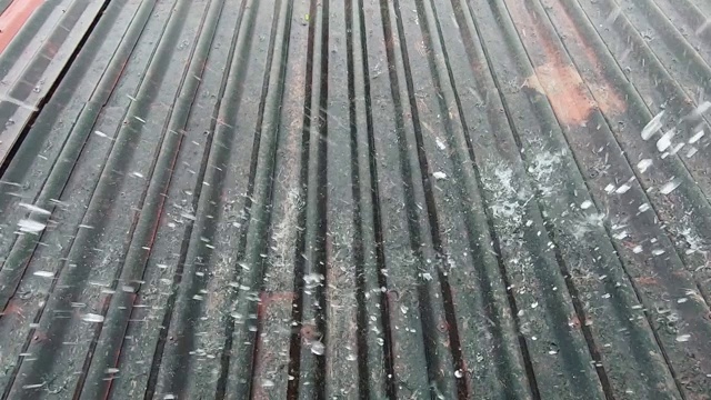 雨点落在屋顶上视频素材