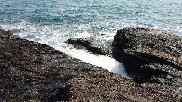 海浪冲击着济州岛海滩边的岩石视频素材