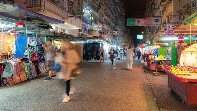 香港九龙弥敦道旺角花苑跳蚤市场夜间游人拥挤视频素材