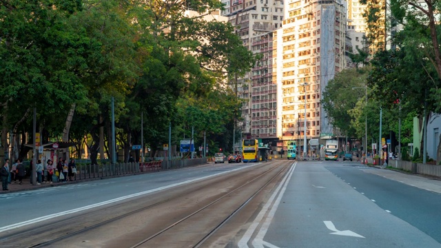 在香港铜锣湾的行人与历史电车的背景视频素材