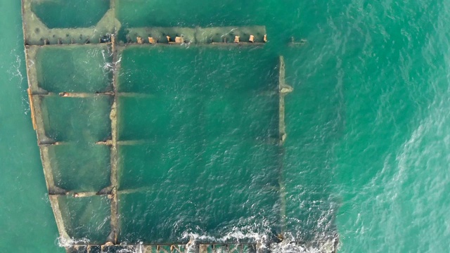 浅水中一艘旧金属船的残骸鸟瞰图视频素材