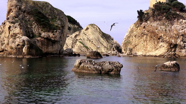 土耳其斯乐镇附近黑海上的岩石岛屿视频素材