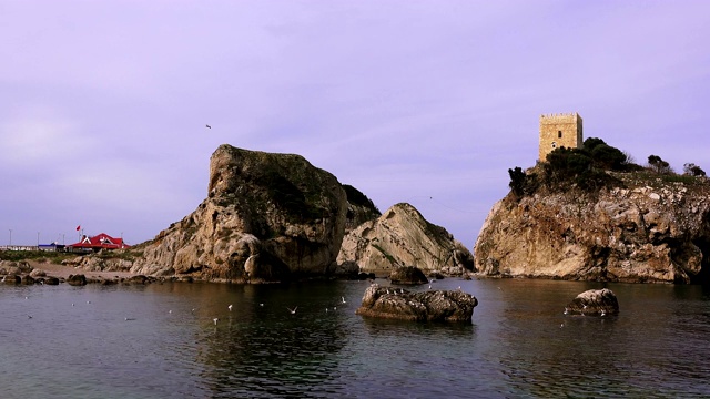 土耳其斯乐镇附近黑海上的岩石岛屿视频素材